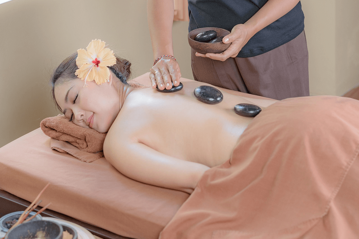 Massage đá nóng lưu thông khí huyết vùng lưng mẹ sau sinh