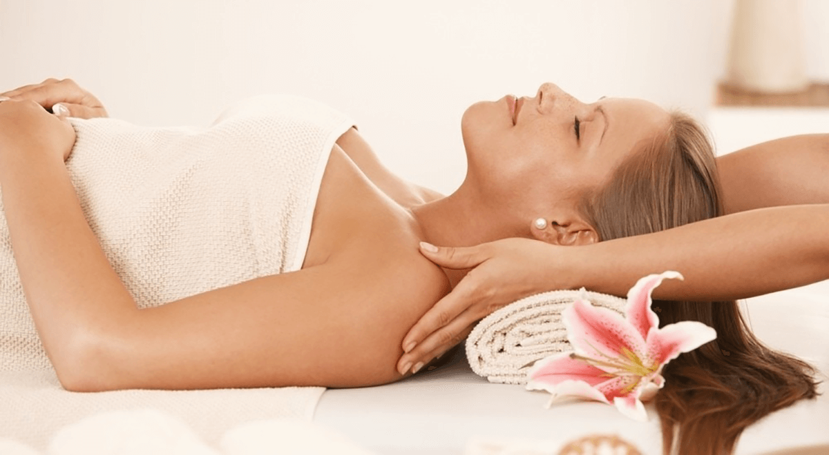 Massage toàn thân cho mẹ sau sinh